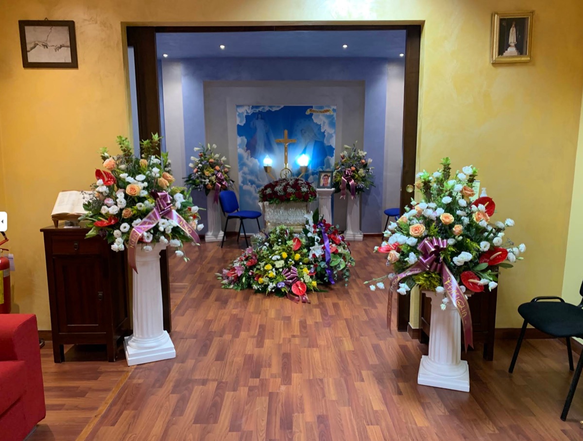 Sala del Commiato Rossomando — Bellizzi, composizioni floreali